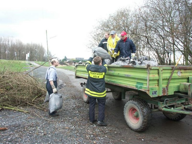 15 - Der Unrat wird verladen zum Abtransport